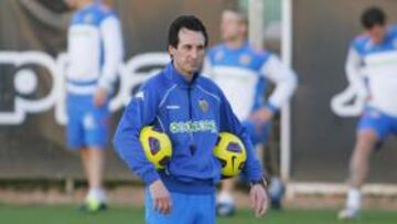 <b>UNAI, A LO SUYO. </b>El entrenador sabe lo que está a su alcance y lo que no, por ello está centrado en su parcela de dirigir al equipo y preparar los partidos y se ha olvidado de la planificación de la plantilla.