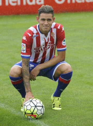 Tony Sanabria posa como nuevo jugador del Sporting de Gijón. 
