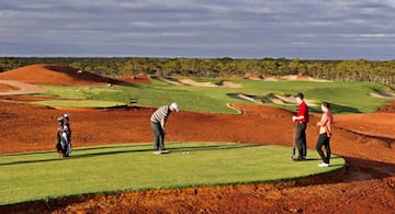 Este campo de golf autraliano con 1.365 kilómetros es el más grande del mundo. Atraviesa dos estados y la distancia media entre hoyos es de 66 kilómetros.