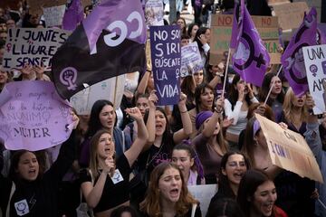 Varias mujeres participan en una manifestación convocada por el Sindicato de Estudiantes y ‘Libres y Combativas’, por el 8M, Día Internacional de la Mujer, en Barcelona, España. 