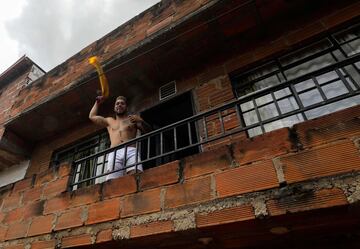 Un hincha colombiano sale al balcón para celebrar la victoria de su selección.
