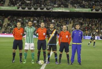 El rbitro Mateu Lahoz acompaado por sus asistentes Cebrin Devis y Nez Fernndez, el cuarto rbitro Escudero Marn y los capitanes Jorge Molina y Trashorras.
