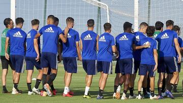 Los jugadores del Real Zaragoza llevan una portería durante un entrenamiento de la pasada temporada.