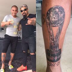 Egidio Arévalo se retocó el tatuaje de trofeo de campeón