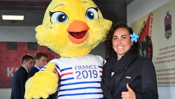 Sarai Bareman junto a la mascota del Mundial 2019. 