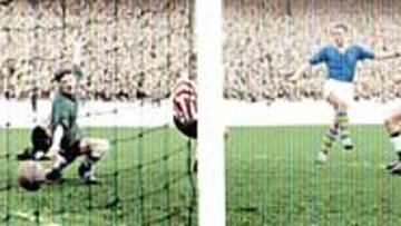 <b>TODO UN GOLEADOR</B>. En la imagen, John Charles le marca un gol al Sunderland en 1957. Esa era su especialidad e incluso en la campaña 53-54 logró marcar 42 goles en Liga para el Leeds.