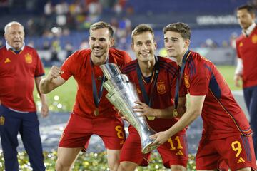 Fabián Ruiz, Canales y Fran García con el trofeo.