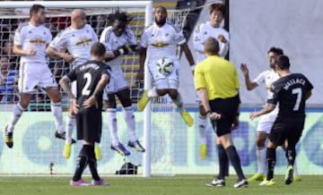 Ashley Williams del Swansea City detiene un tiro libre lanzado por de Burnley Ross Wallace durante un partido de la Premier League en el Estadio Liberty en Swansea.