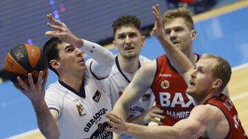 GRAF1648. SANTIAGO DE COMPOSTELA, 10/04/2021.- El pívot israelí Jake Cohen (i), del Obradoiro, intenta superar a Scott Eatherton del Baxi Manresa, durante el partido de Liga ACB que se juega esta tarde en el pabellón multiúsos de Sar, en Santiago de Compostela. EFE/Lavandeira jr