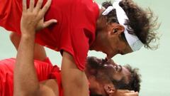 Rafael Nadal y Marc López celebran la victoria ante los canadienses Daniel Nestor y Vasek Pospisil durante la semifinal de dobles masculinos. Jugarán por el oro o la plata contra los rumanos Tecau y Mergea. 