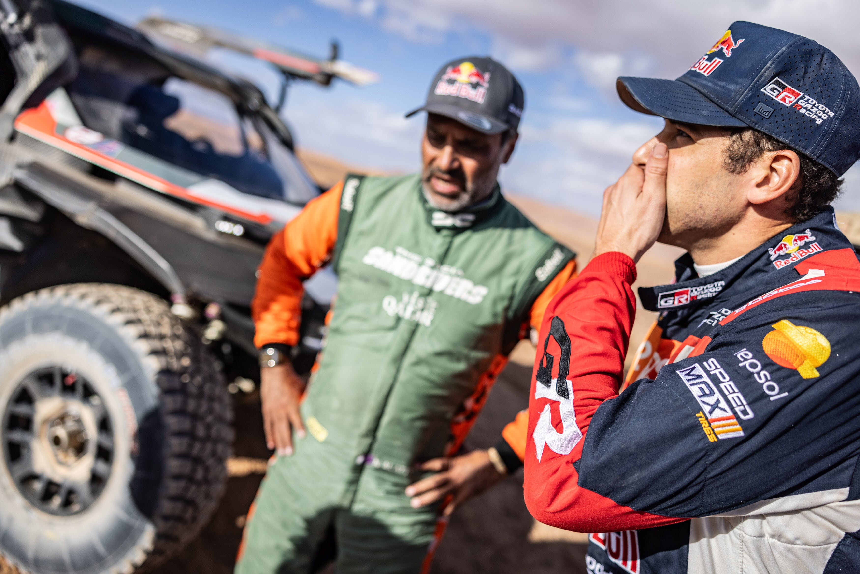 Lucas Moraes y Nasser Al Attiyah, compañeros en Dacia en el Dakar, durante el Rally de Marruecos.