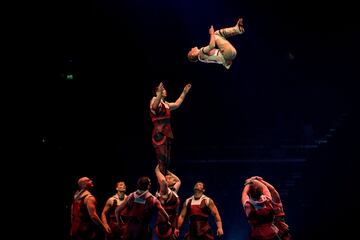 Acróbatas y artistas de la compañía de entretenimiento canadiense "Cirque du Soleil" durante un ensayo del espectáculo Messi10 basado en el delantero argentino Lionel Messi, en el Parc del Forum de Barcelona