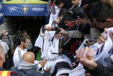 Bale firma autógrafos al terminar el entrenamiento.