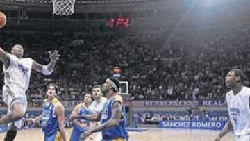 <b>JUGADAS ESPECTACULARES. </b>El estadounidense Charles Smith fue uno de los jugadores que más hicieron disfrutar a los aficionados en Vistalegre con sus acciones.