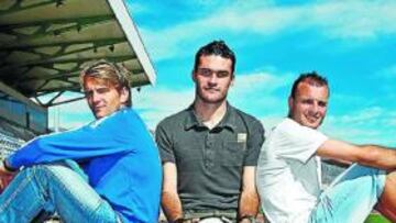 <b>HÉROES. </b>Gregory, Molina y Juli posan para AS en el estadio Santo Domingo.