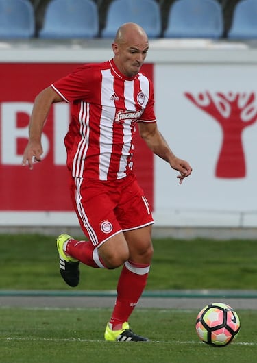 El argentino llegó al equipo heleno en 2015 donde estuvo dos temporadas hasta su retirada deportiva en 2017. Defendió la camiseta en 49 ocasiones y marcó 7 goles. Ganó 2 Campeonatos de liga griega. 
 