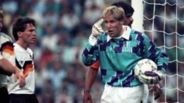 Hans van Breukelen durante el partido de los octavos de final ante Alemania en Italia 1990. 