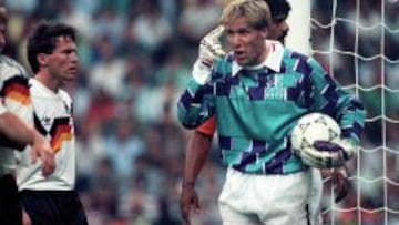 Hans van Breukelen durante el partido de los octavos de final ante Alemania en Italia 1990.