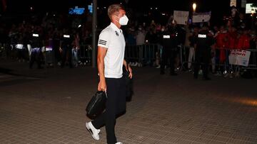 Toni Kroos, a la llegada del Real Madrid a su hotel de concentraci&oacute;n en Barcelona antes del Cl&aacute;sico.