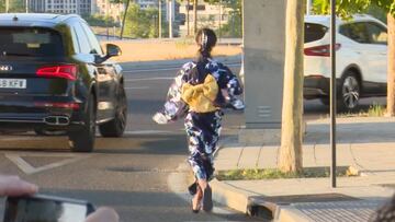 Kubo desata pasiones: una fan en kimono, a la carrera en la rotonda de Valdebebas a por él