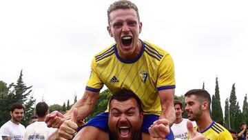 Jordi Tur celebra el ascenso del C&aacute;diz B.