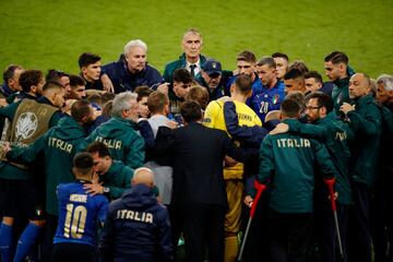 Roberto Mancini dando instrucciones a sus jugdores momentos antes de comenzar al pr¨®rroga.