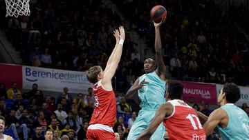 GRAF3349. LA LAGUNA (TENERIFE), 29/12/2018.- El pívot senegalés del Iberostar Tenerife, Mamadou Niang (c), lanza a canasta durante el partido frente al Baxi Manresa, de la Liga ACB que se disputa en el pabellón Santiago Martín de La Laguna (Tenerife). EFE/Ramón de la Rocha