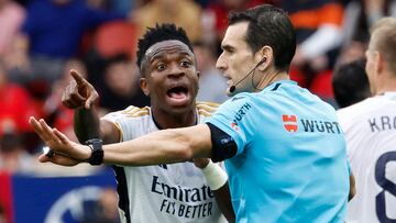 Vinicius protesta a Martínez Munuera en el partido de la jornada 29 de LaLiga EA Sports que enfrentó a Osasuna y Real Madrid.