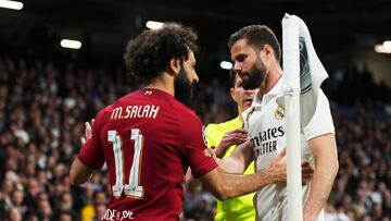 Mohamed Salah, jugador del Liverpool y Nacho Fernández, jugador del Real Madrid, se encaran durante el partido.