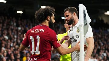 Mohamed Salah, jugador del Liverpool y Nacho Fern¨¢ndez, jugador del Real Madrid, se encaran durante el partido.