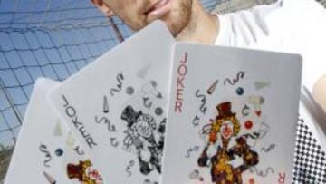 <b>POLIVALENTE. </b>Míchel posó ayer para AS en Fontcalent.