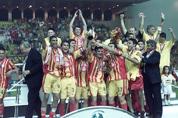 El Real Madrid cay車 de nuevo en su segunda participaci車n en la Supercopa de Europa ante el Galatasaray. Mientras que el equipo blanco venci車 al Valencia en la Liga de Campeones, el equipo turco lleg車 a esta Supercopa tras ganar al Arsenal en la final de la Copa de la UEFA. El partido se disput車 el 25 de agosto de 2000, tambi谷n en el Estadio Luis II, que fue la sede de la final. Los goleadores del encuentro fueron Ra迆l por parte del Real Madrid y Jardel el con un doblete para el Galatasaray. Un dato curioso es que el partido se march車 a la pr車rroga con 1-1 y por aquella 谷poca, los encuentros en el tiempo extra se decid赤an con la norma del gol de oro. Fue en el minuto 103* cuando el brasile?o se encarg車 de dar la victoria al Galatasaray y conquistar su primer y 迆nica Supercopa de Europa bajo las 車rdenes del entrenador rumano Mircea Lucescu. Vicente del Bosque, entrenador del Real Madrid por aquel entonces no tuvo 谷xito para levantar este t赤tulo y el equipo blanco estaba negado en esta competici車n.