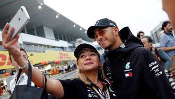 Hamilton se hace fotos con una aficionada.