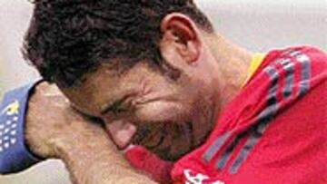 <B>HIERRO SE QUEDÓ EN 89 PARTIDOS</B>. Fernando Hierro se despidió ayer de la Selección entre lágrimas. El capitán se va siendo el máximo goleador de la historia (29 goles),y el jugador de campo con más internacionalidades, 89, sólo superado por Zubizarreta.