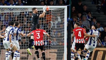 SAN SEBASTIÁN, 04/05/2025.- El portero del Athletic, Unai Simón (3-i), detiene un balón durante el partido de LaLiga EA Sports de fútbol que Real Sociedad y Athletic Club disputan este domingo en el Reale Arena, en San Sebastián. EFE/Juan Herrero
