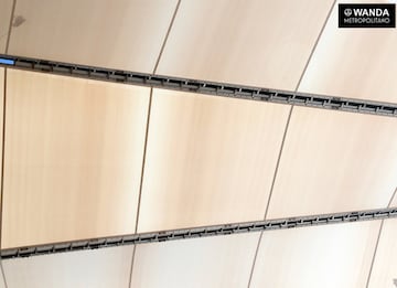 Detalle de las juntas entre los paneles radiales de la cubierta. Estos espacios ir¨¢n termosellados para salvaguardar la grada totalmente de la lluvia.