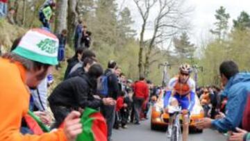 <b>LA MEJOR AFICIÓN. </b>El público llena la carretera en la ascensión a Arrate durante la última Vuelta al País Vasco.