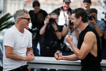 Los actores Pedro Pascal y Joaquin Phoenix posan durante el photocall de la película Eddington, en la que trabajan ambos, que compite en la 78ª edición del Festival de Cannes.