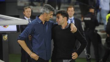 Asier Garitano, a la derecha, saluda a Imanol Aguacil, entrenador de la Real Sociedad. 