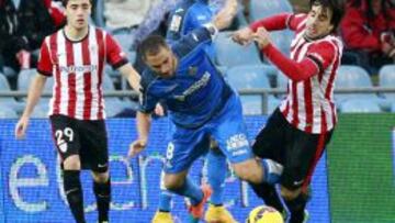 Beñat Etxebarría pelea un balón con Mehdi Lacen