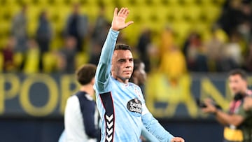 Iago Aspas saluda a la afición celeste al finalizar el partido contra el Villarreal en La Cerámica