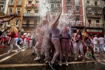 Numerosas personas disfrutan de la fiesta de San Fermín 2022 por las calles de Pamplona tras dos años sin celebrarse.