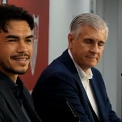 Sevilla sorprende a Suazo con este mensaje de Zamorano en su presentación: así reaccionó