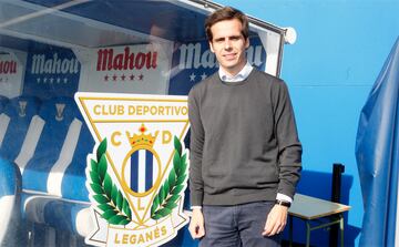 Cosín posa junto al escudo del Leganés en los banquillos de Butarque.