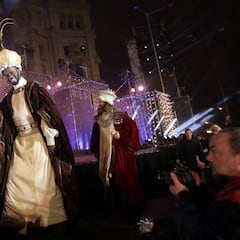 ¿Cuándo se entregan los regalos y qué hay que dejar a los Reyes Magos en el árbol?