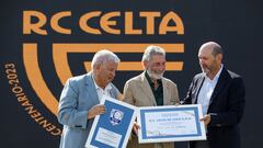 El presidente Carlos Mouriño recibe un par de placas conmemorativas en la celebración del Centenario del Celta.