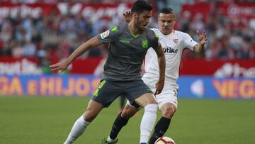 Merino disputa un balón con Roque Mesa en el Sevilla-Real Sociedad.