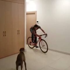 ¡Contador se pone a dar pedales por su casa! Atentos a su perro