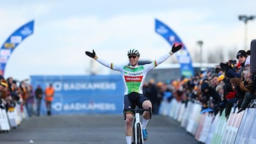 Laurens Sweeck cruza triunfante la meta en Koksijde (Bélgica).