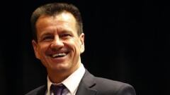 El entrenador de Brasil, Dunga, llega para la rueda de prensa de su primera lista convocatoria.